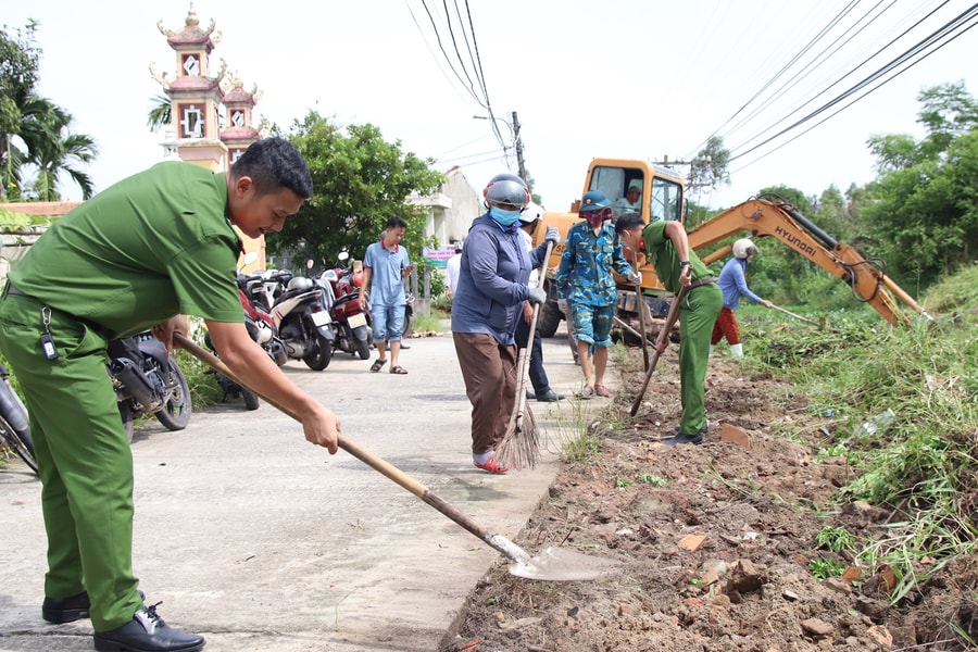 Xã Hòa Tiến ra quân nạo vét, khơi thông cống rãnh