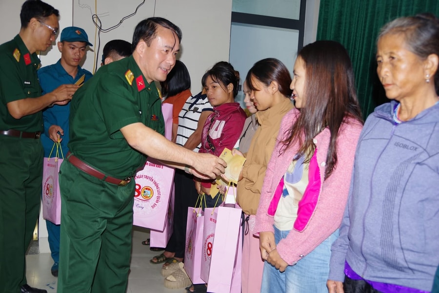 Bộ Tư lệnh Quân khu 5 thăm, tặng quà cho người dân xã Phước Trà