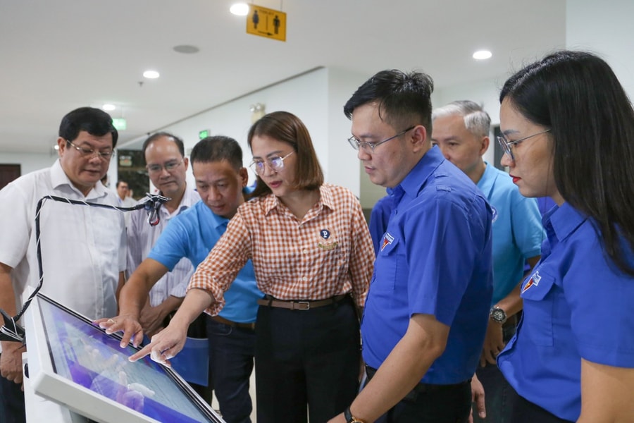 Người trẻ đưa chuyển đổi số vào đời sống