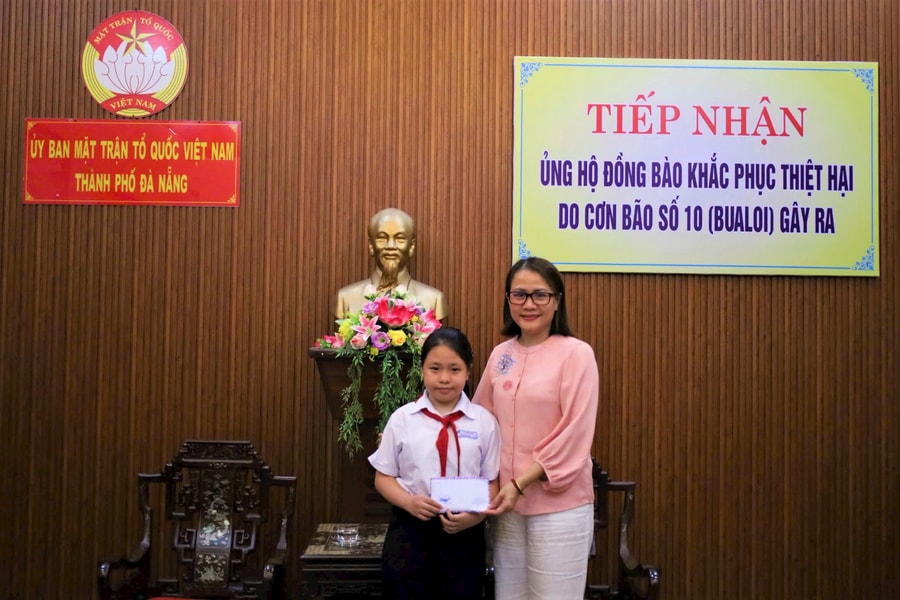 Nữ sinh lớp 7 hai lần đập heo đất ủng hộ đồng bào vùng lũ