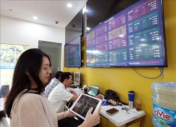 Chứng khoán vượt mốc 1.700 điểm sau nâng hạng