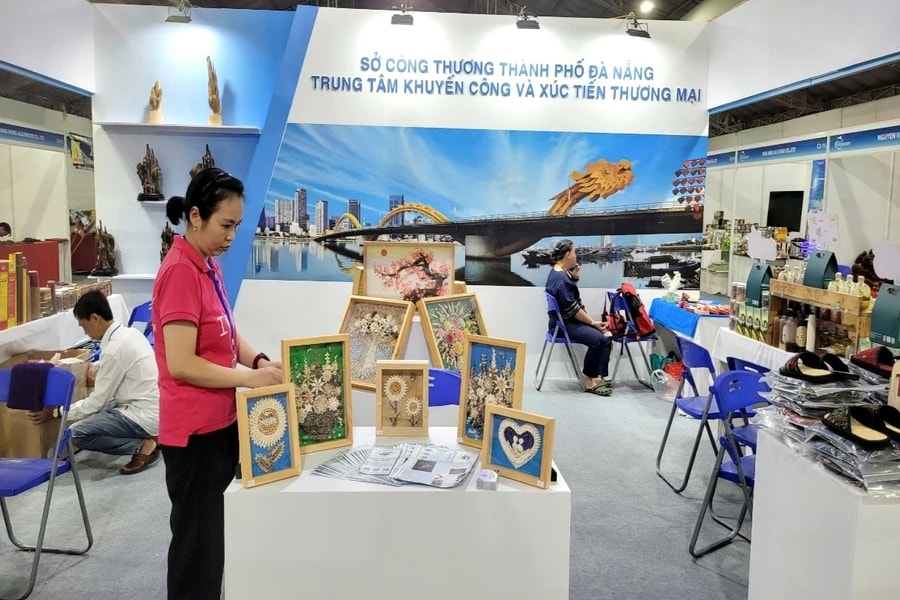 Da Nang handicrafts promote their brand at an international fair in Hanoi