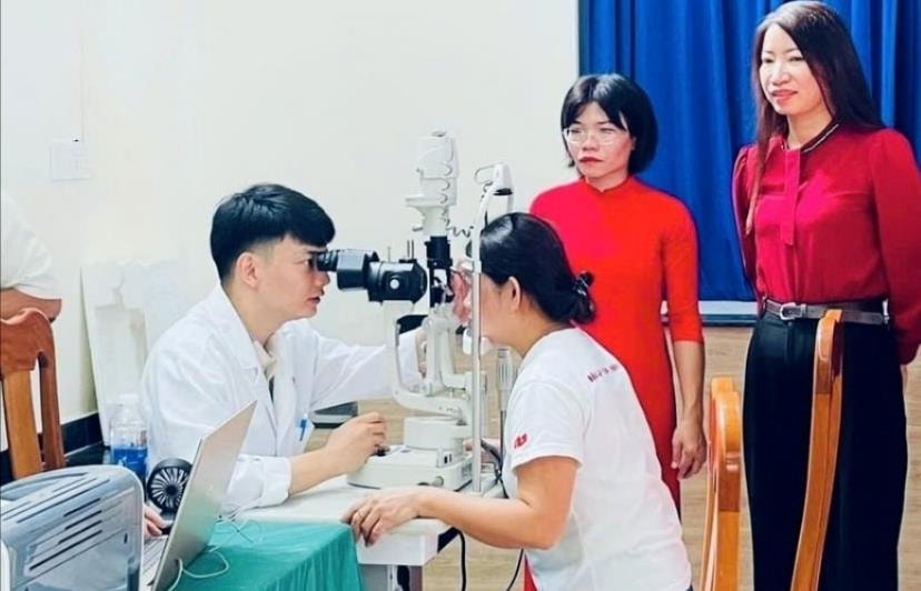 Khám sàng lọc các bệnh lý về mắt cho người cao tuổi xã Quế Sơn