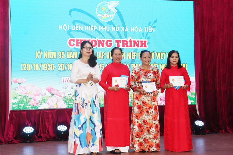 Phụ nữ xã Hòa Tiến trao sinh kế cho 8 hội viên và ủng hộ đồng bào bị bão lũ