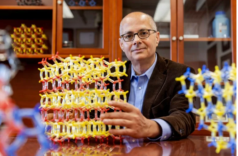 Omar Yaghi, người kiến tạo “vật liệu thế kỷ”