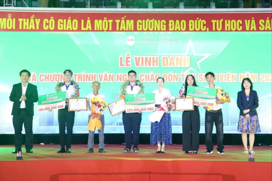 Trường Đại học Kinh tế Đà Nẵng trao học bổng hơn 10,5 tỷ đồng cho sinh viên