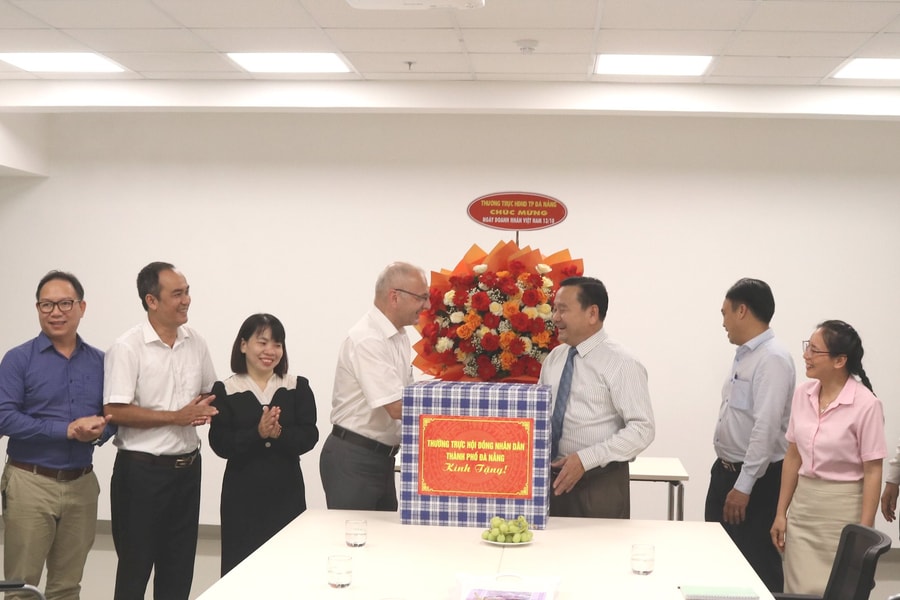 Phó Chủ tịch HĐND thành phố Nguyễn Công Thanh thăm, tặng quà các doanh nghiệp