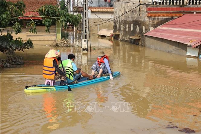 Lũ sông Cầu xuống chậm, nhiều khu vực ở Hà Nội vẫn bị ngập sâu
