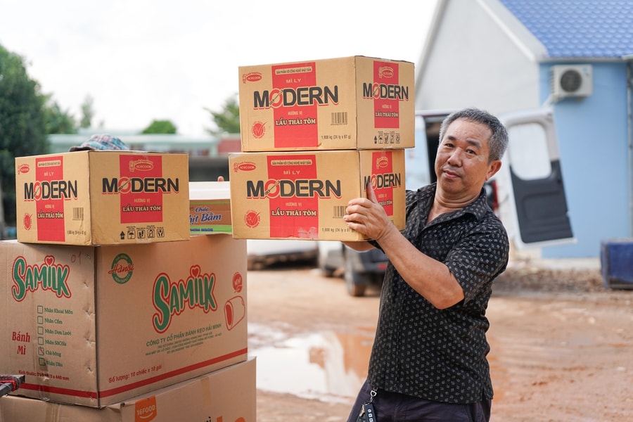 Da Nang residents support essentials to flood-affected northern localities
