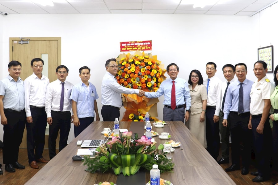 Da Nang leader visits three FDI enterprises