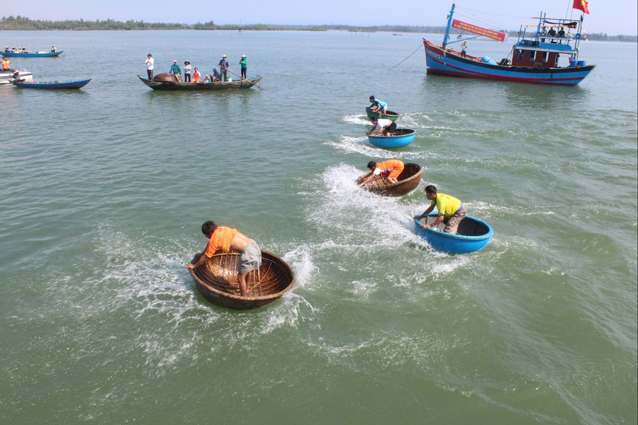 Unique “basket boat shaking” race in Da Nang’s coastal fishing villages