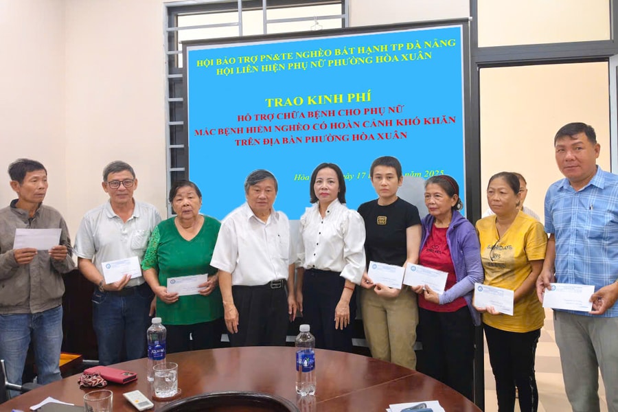 Trao kinh phí hỗ trợ chữa bệnh cho người dân phường Hòa Xuân