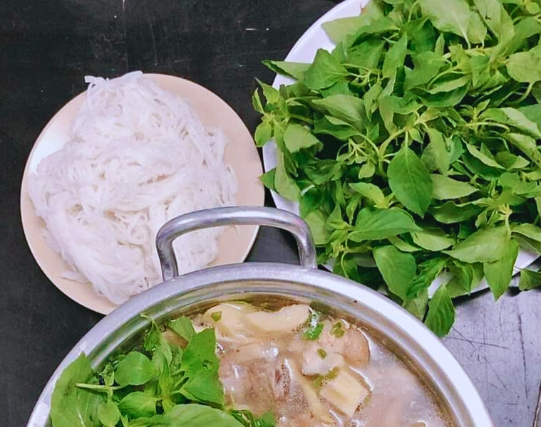 Lẩu gà lá é cho ngày mưa lạnh