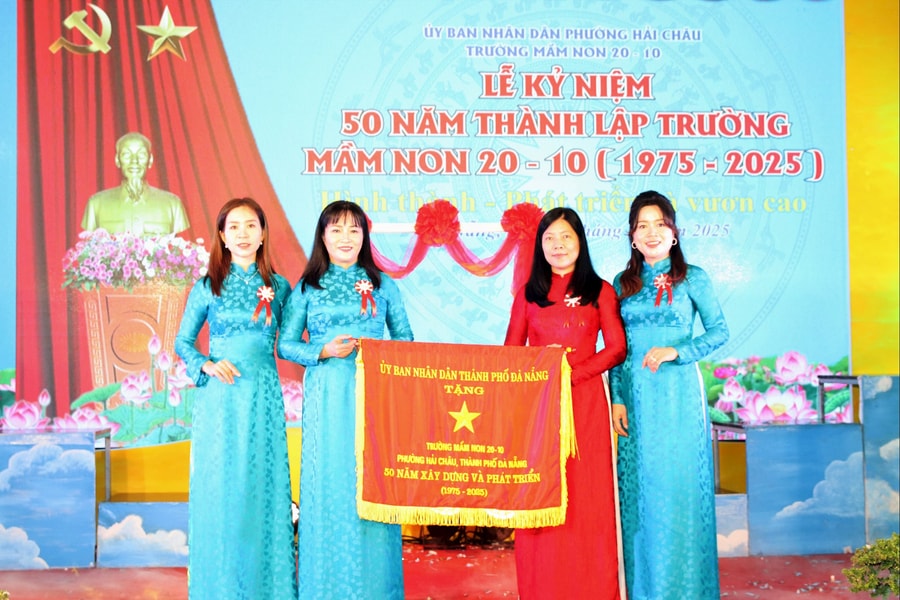 Trường Mầm non 20-10 đón nhận Cờ thi đua của UBND thành phố