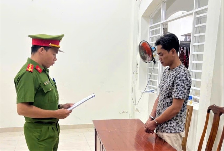 Khởi tố, tạm giam đối tượng tạt xăng dọa giết người