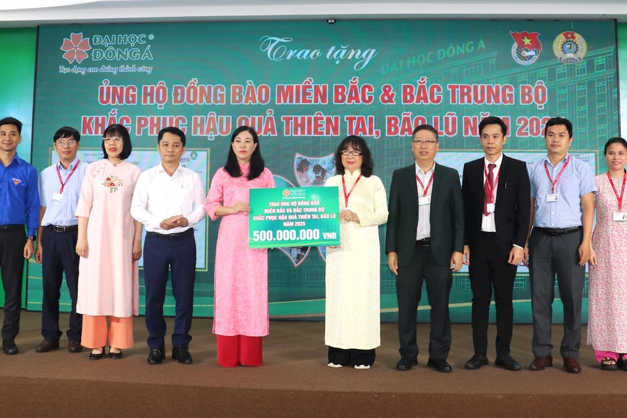 Trường Đại học Đông Á trao 500 triệu đồng để hỗ trợ đồng bào vùng thiên tai, bão lũ