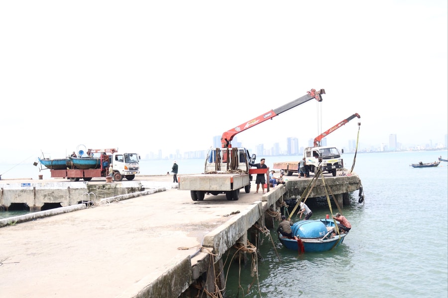 Khẩn trương kêu gọi tàu thuyền vào bờ, phòng tránh bão và gió đông bắc