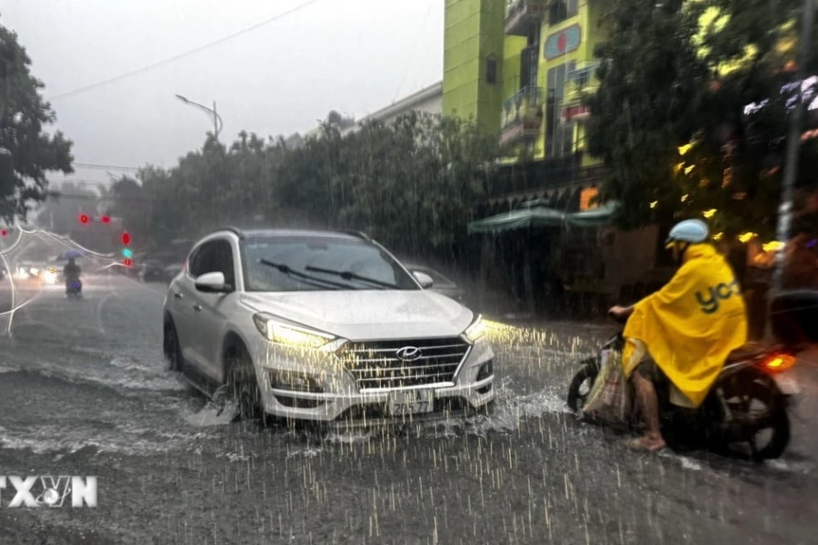 Bão số 12 tiếp tục đổi hướng, cảnh báo nhiều hình thái thời tiết nguy hiểm, mưa lớn ở Trung Bộ