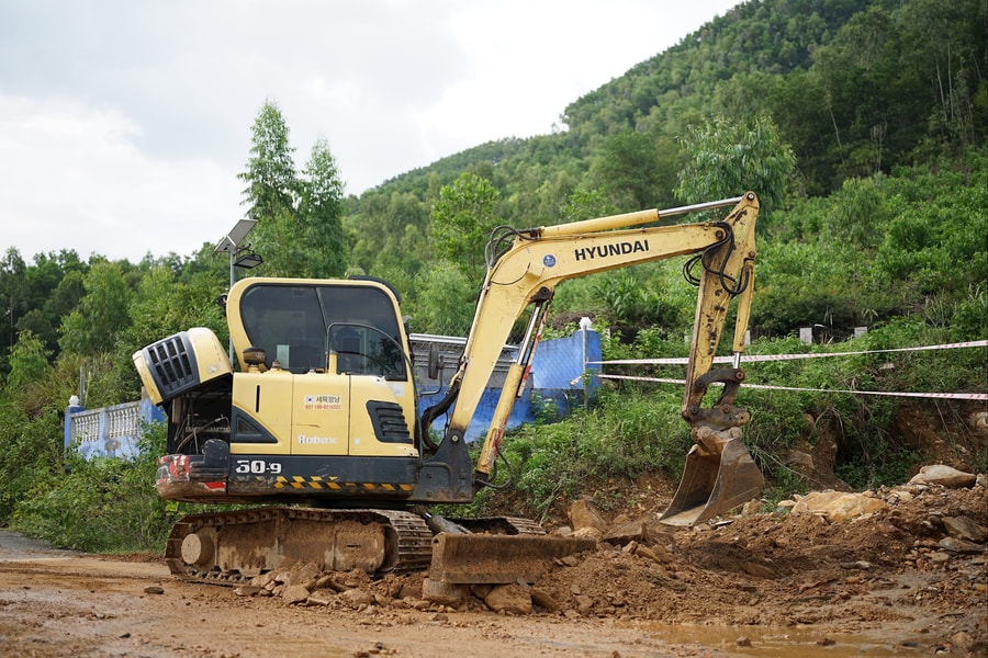 Khẩn trương ứng phó sạt lở tại Nghĩa trang Hòa Sơn