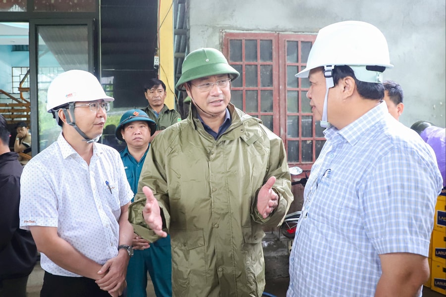 Bí thư Thành ủy Đà Nẵng Lê Ngọc Quang kiểm tra công tác phòng, chống bão số 12 tại các điểm xung yếu