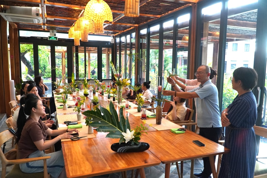 Experience Japanese Ikebana flower arrangement art in UNESCO-listed Hoi An