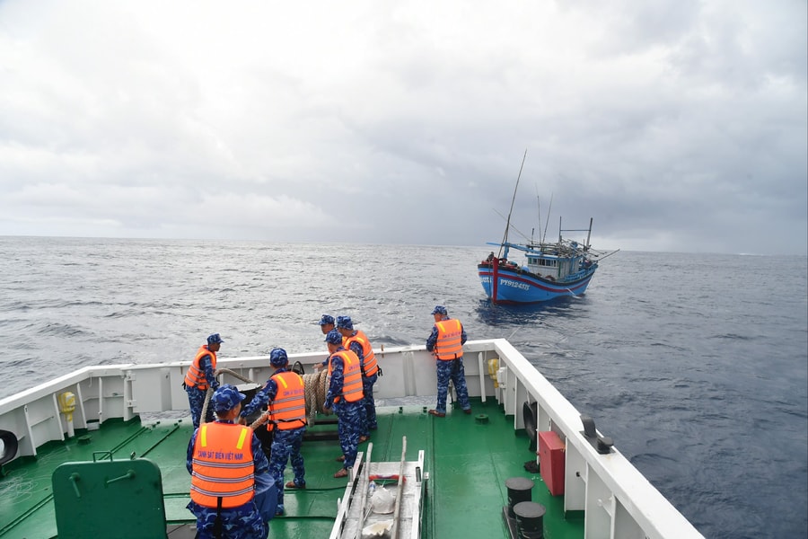 Tàu Cảnh sát biển 369 kịp thời cứu tàu cá gặp nạn trên vùng biển Trường Sa