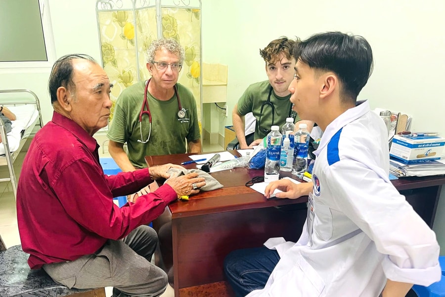 Quan tâm, chăm sóc người khuyết tật