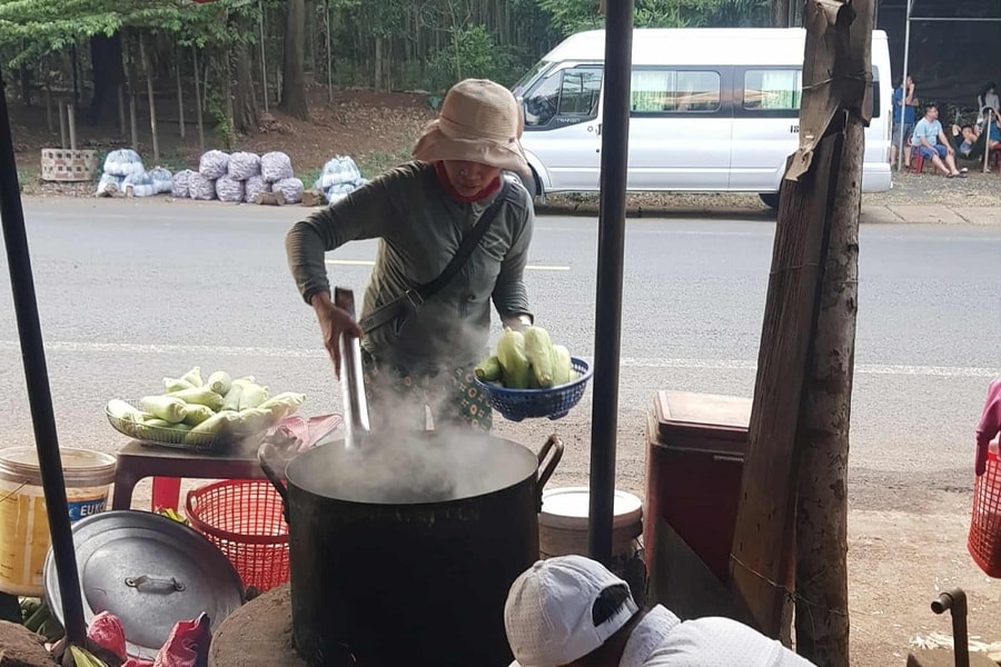 Ngọt ngây bắp luộc ở núi