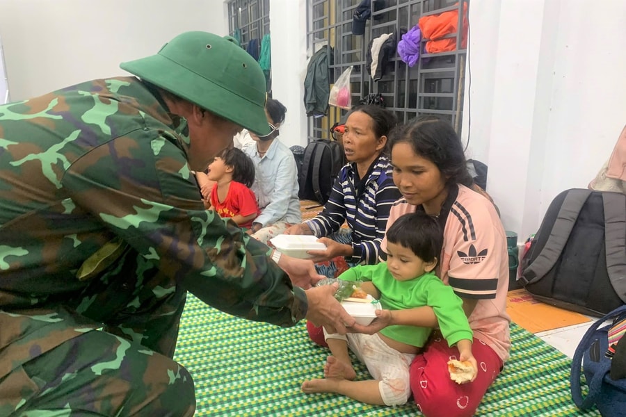 Quân đội phát cơm, trung chuyển người dân cấp cứu trong mưa lũ