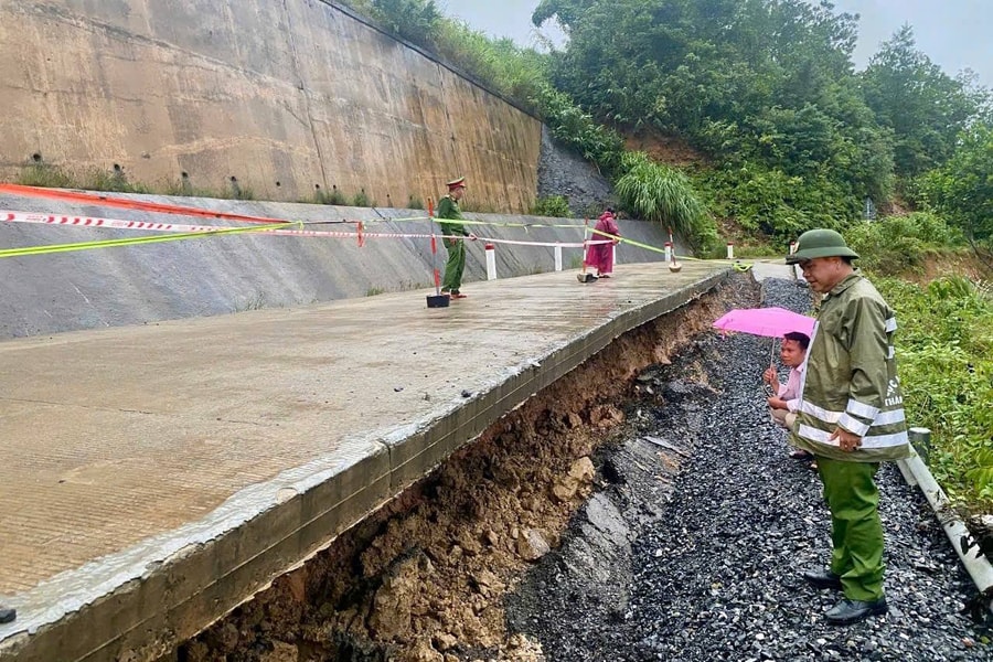 Công an thành phố Đà Nẵng tích cực hỗ trợ người dân trong mưa lũ