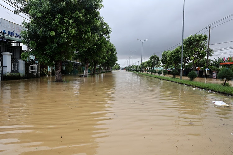 Thời tiết ngày 29/10: Mưa lớn kéo dài từ Huế đến Quảng Ngãi, nguy cơ cao lũ quét và sạt lở đất