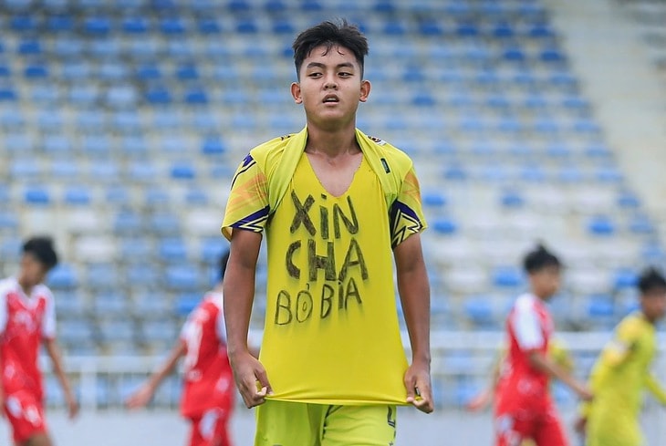 Màn ăn mừng “Xin cha bỏ bia” của cầu thủ U14