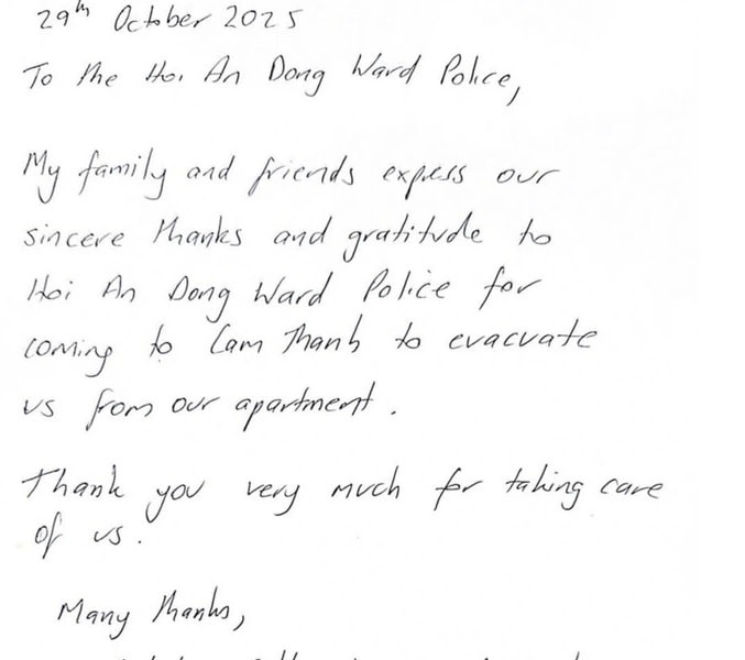 Foreign tourists write thank-you letter to Hoi An police after being rescued from floodwaters