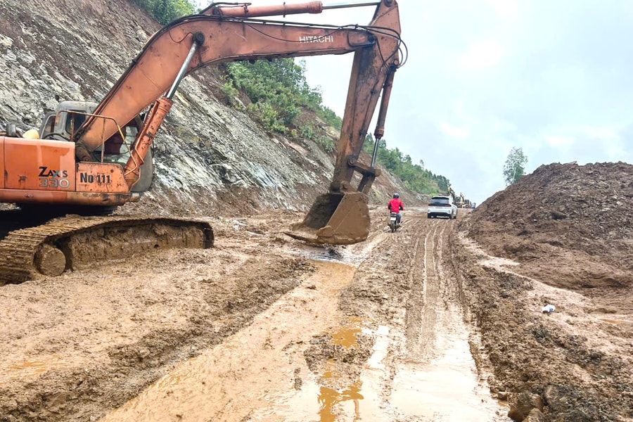 Nỗ lực khắc phục hạ tầng giao thông sau lũ