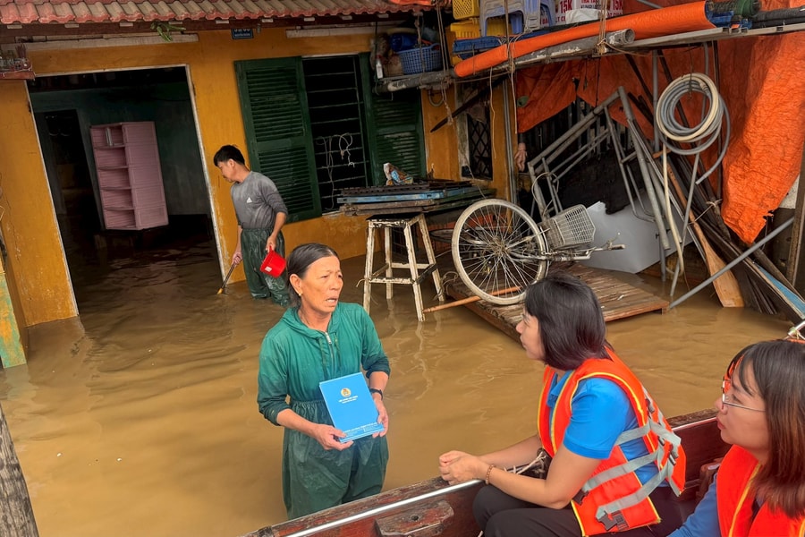 Liên đoàn Lao động thành phố Đà Nẵng thăm và hỗ trợ đoàn viên, người lao động bị ảnh hưởng mưa lũ