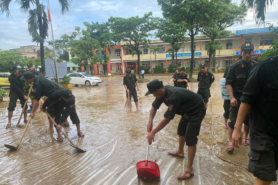 Khẩn trương vệ sinh trường lớp đón trẻ trở lại trường