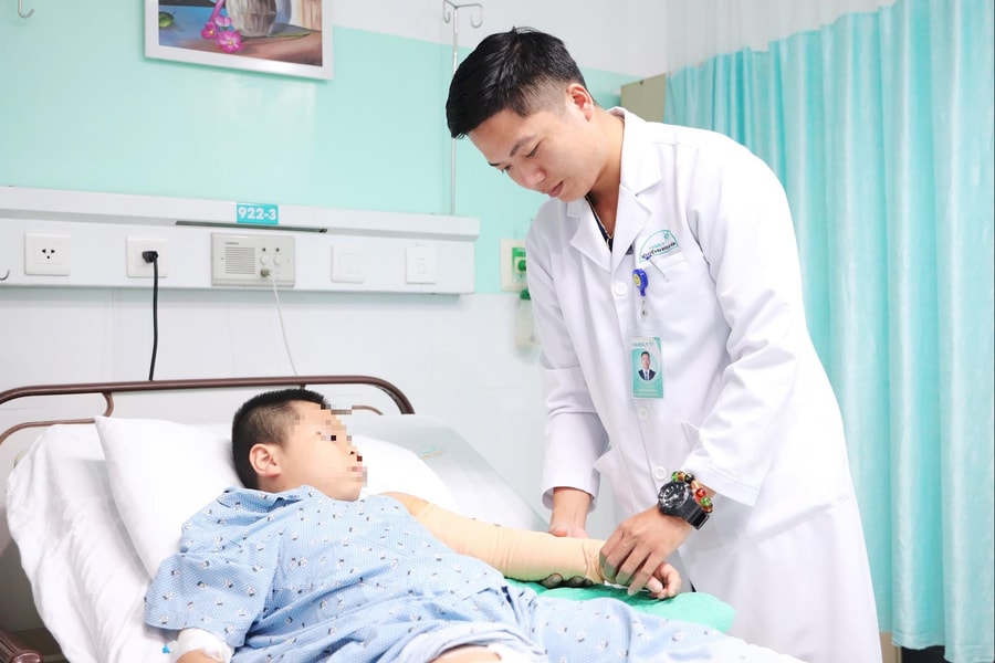 Kịp thời cứu cánh tay bé trai 7 tuổi bị đứt động mạch do tai nạn hy hữu