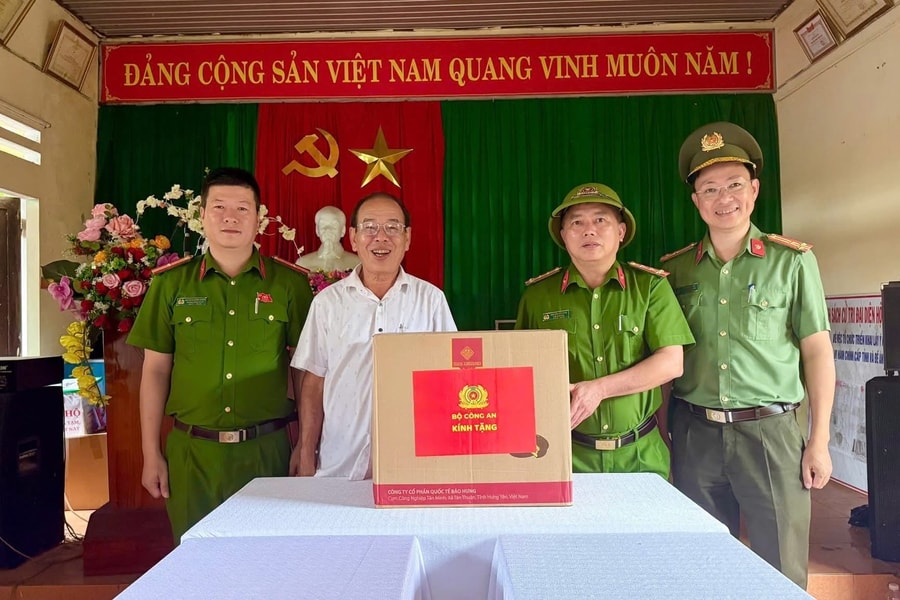 Công an thành phố Đà Nẵng thành lập 8 đoàn công tác hỗ trợ người dân vùng lũ