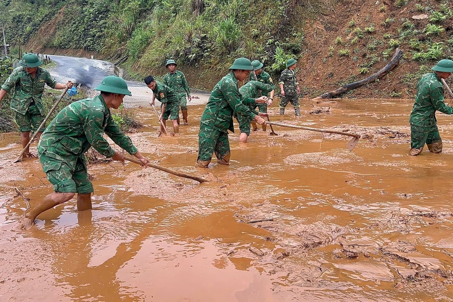 Bộ đội Biên phòng thành phố Đà Nẵng chung tay giúp dân khắc phục hậu quả mưa lũ