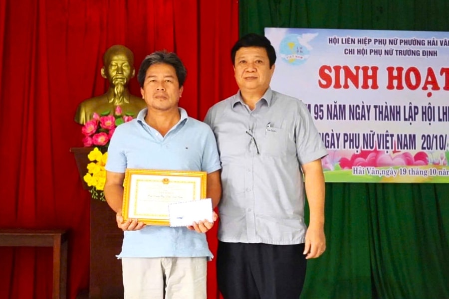 Dũng cảm cứu người giữa dòng nước lũ