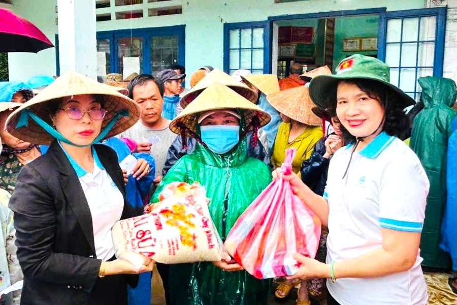 Tặng 150 suất quà cho người dân xã Thượng Đức