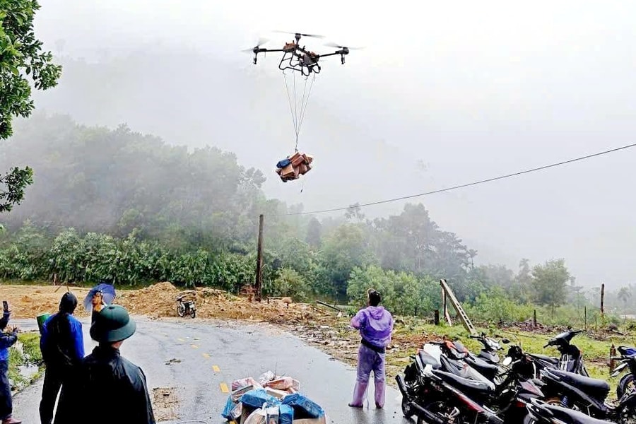 Sử dụng drone vận chuyển hàng cứu trợ vào Trà Tân