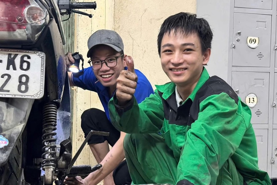 Sinh viên Trường Đại học Đông Á sửa xe miễn phí cho người dân