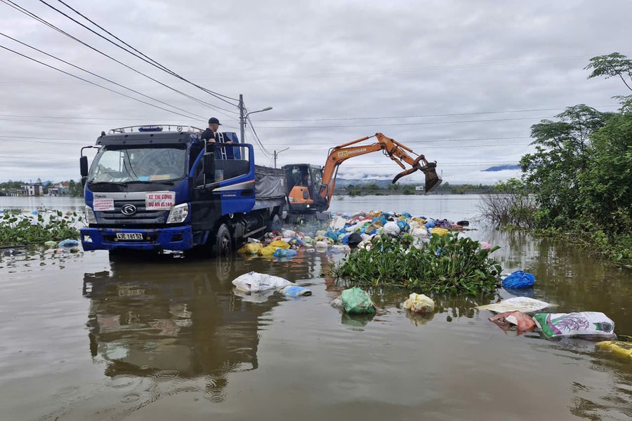 Công nhân môi trường được phép dọn các tấm che cửa thu nước mưa