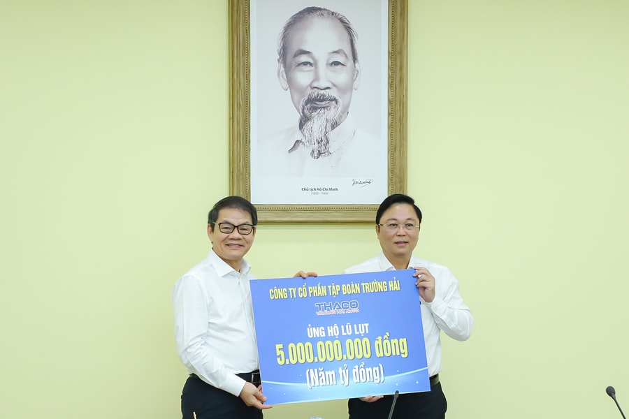 Chủ tịch HĐQT Thaco Trần Bá Dương trao hỗ trợ 5 tỷ đồng giúp Đà Nẵng khắc phục hậu quả mưa lũ