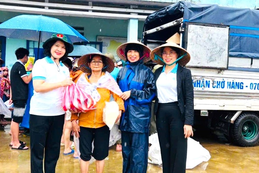 Đồng lòng giúp dân khắc phục hậu quả mưa lũ