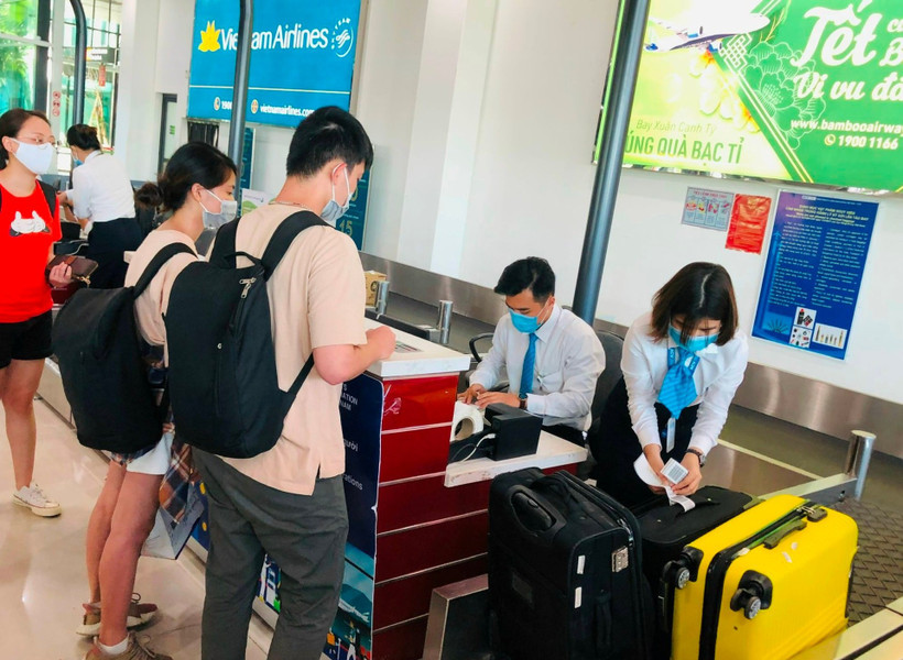 Vietnam Airlines charges for excess carry-on baggage