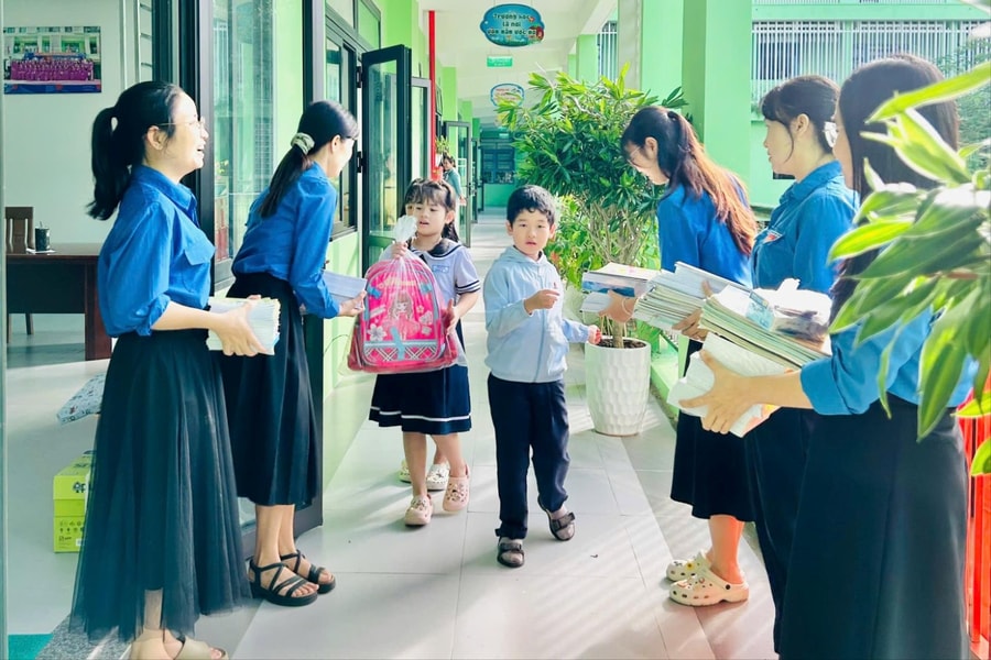 Gom sách vở gửi về vùng lũ