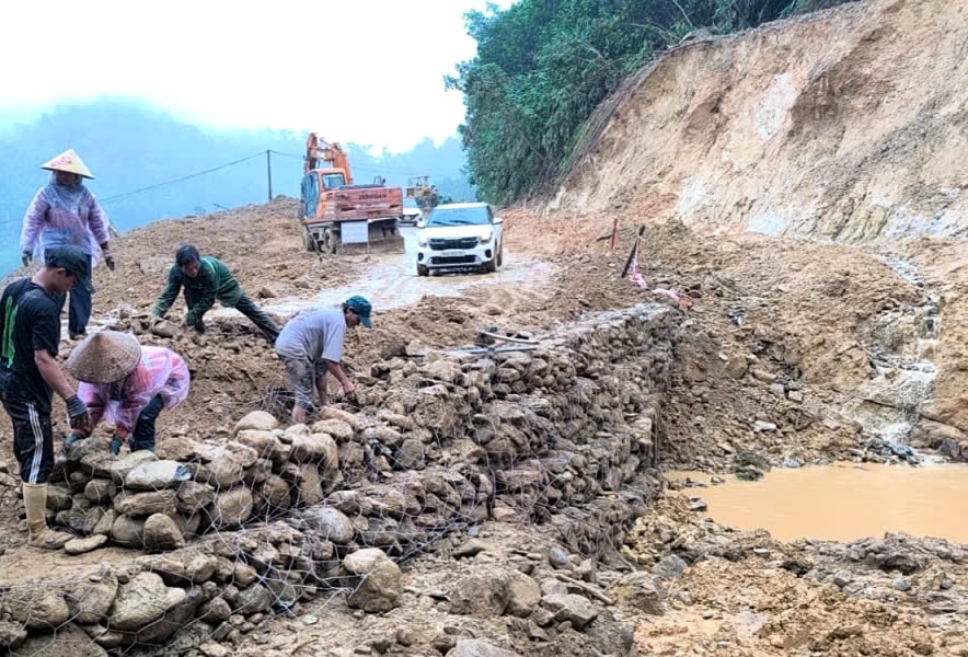 Lên phương án khắc phục hư hỏng quốc lộ 40B