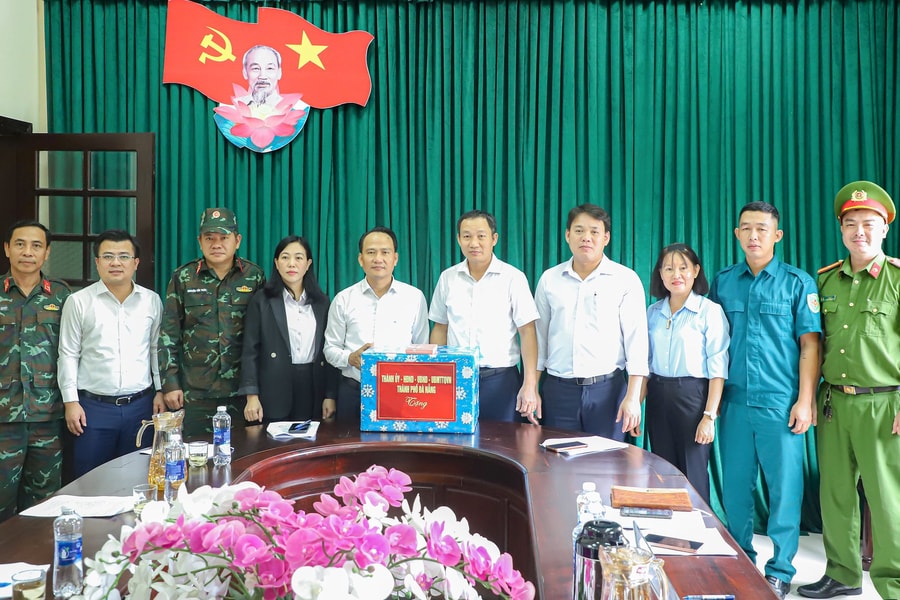 Phó Bí thư Thường trực Thành ủy Nguyễn Đình Vĩnh kiểm tra công tác khắc phục mưa lũ tại xã Nông Sơn